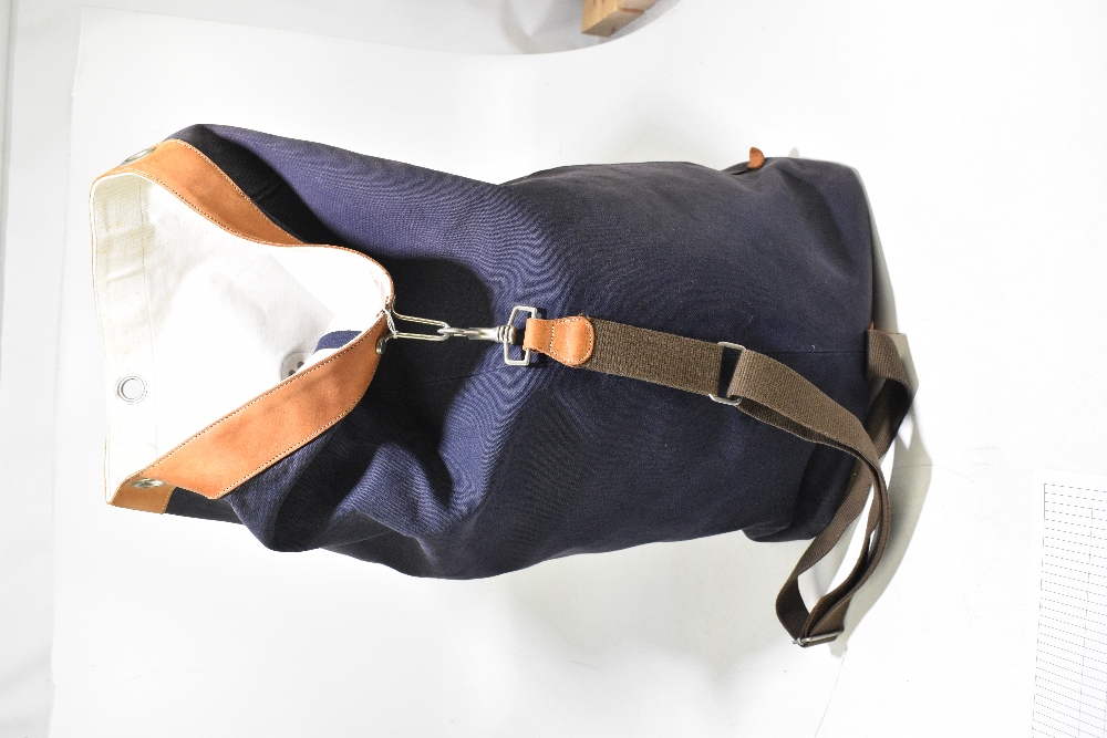 ROYAL YACHT CLUB OF MONACO AND ANDREA D'AMICO; a heavy cloth navy holdall/duffle bag trimmed with - Bild 5 aus 5