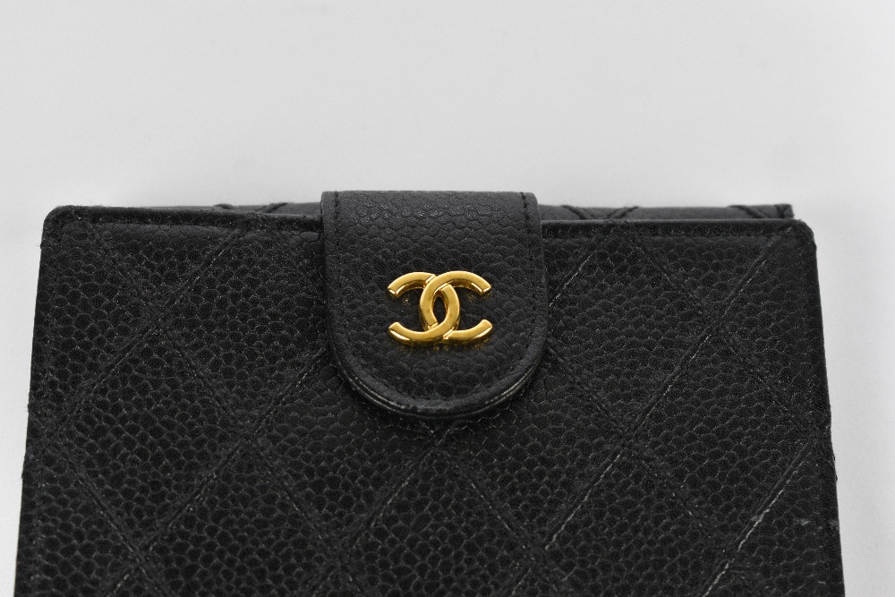 CHANEL; a black Matresse leather purse/wallet with a snap button side for coins, with gold tone - Bild 4 aus 6