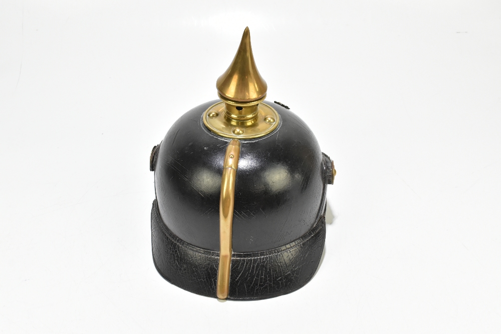 A Prussian WWI leather pickelhaube with applied brass plaque inscribed ‘Furchtlos und trew’, with - Bild 4 aus 7