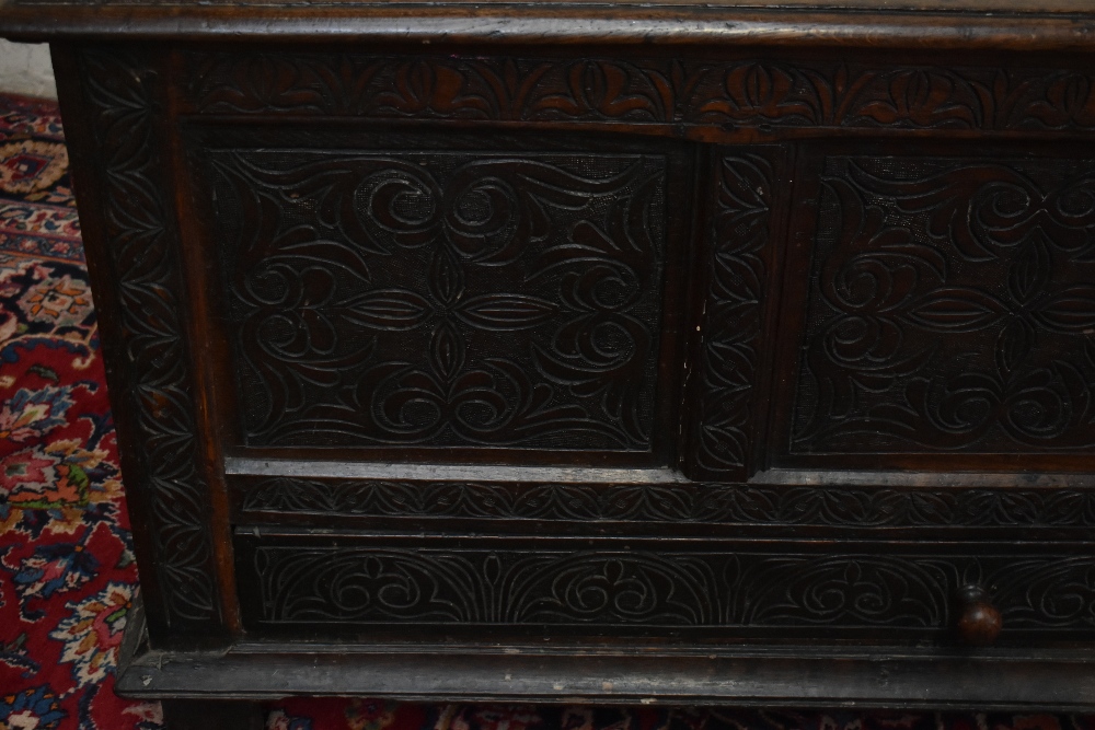 An early 18th century oak mule chest, with hinged top above a panelled front and one long drawer, on - Bild 2 aus 6