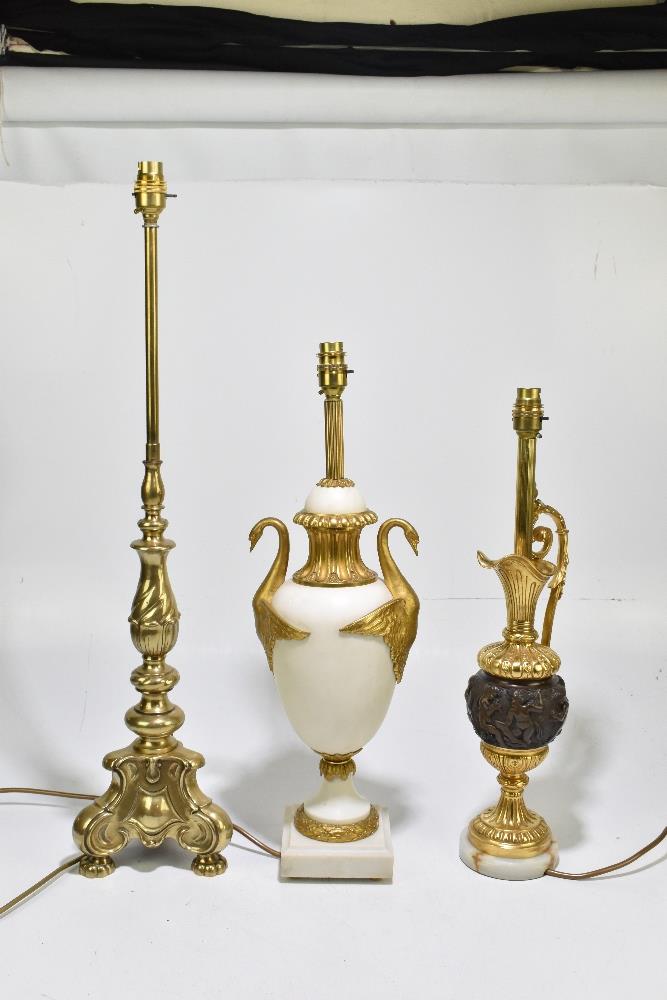 An early 20th century ormolu mounted marble table lamp with mounted handles in the form of swans, - Bild 6 aus 13