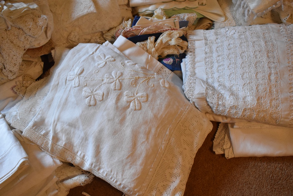 A collection of Edwardian and later white work and lace, including tablecloths, cushions, napkins, - Image 6 of 11