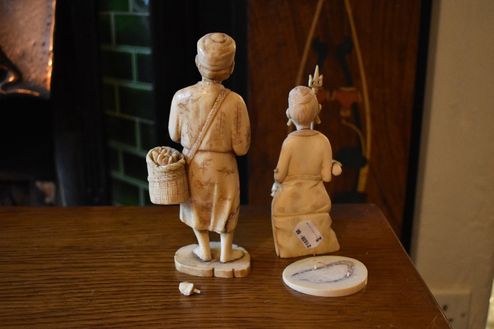 An early 20th century Japanese carved ivory figure of a gentleman pedlar, on oval base, and an early - Bild 3 aus 5