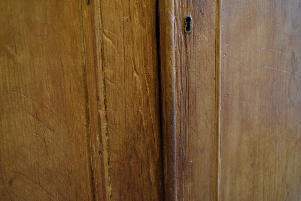 A Victorian pine housekeeper's cupboard, with two panelled cupboard doors enclosing shelves above - Bild 8 aus 8