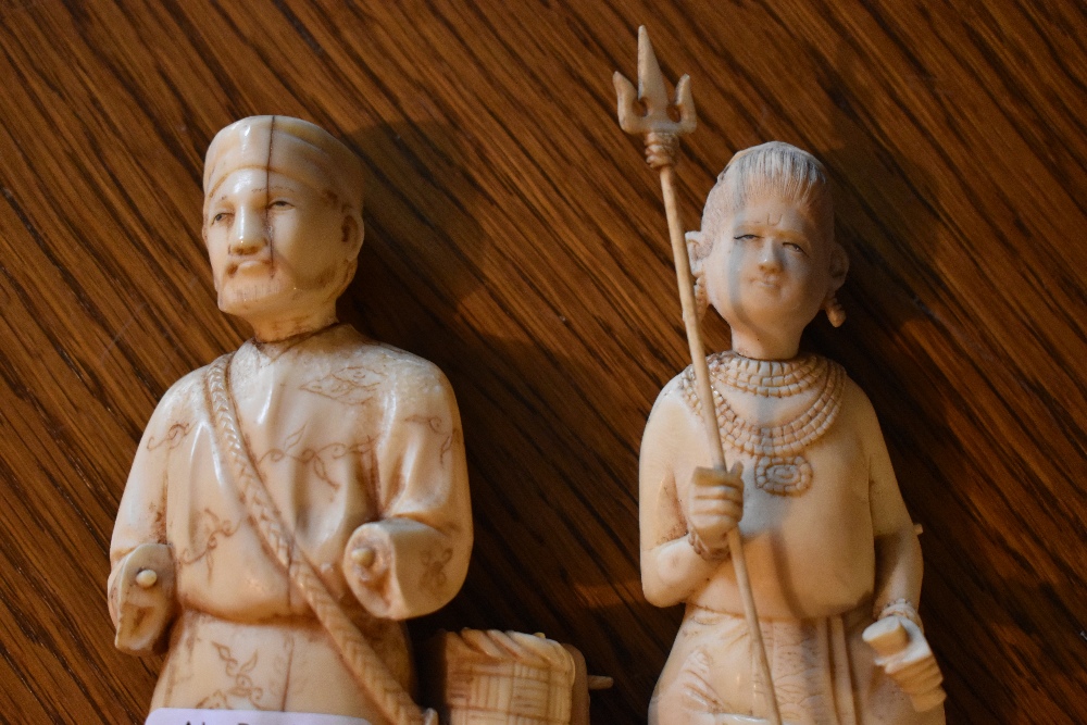 An early 20th century Japanese carved ivory figure of a gentleman pedlar, on oval base, and an early - Bild 5 aus 5