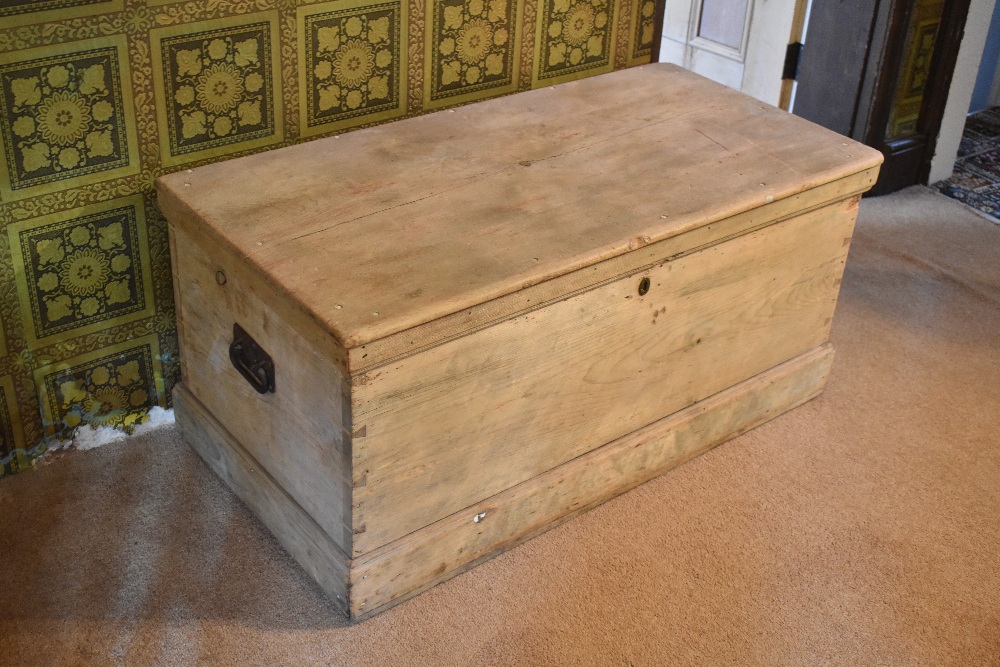 A 19th century large pine blanket box, height 52cm, width 116cm, depth 58cm. PROVENANCE: The Raymond - Bild 2 aus 5