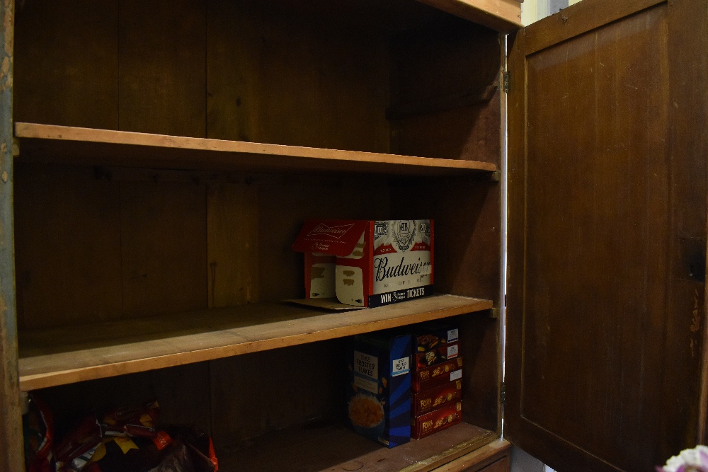 A Victorian pine housekeeper's cupboard, with two panelled cupboard doors enclosing shelves above - Bild 7 aus 8