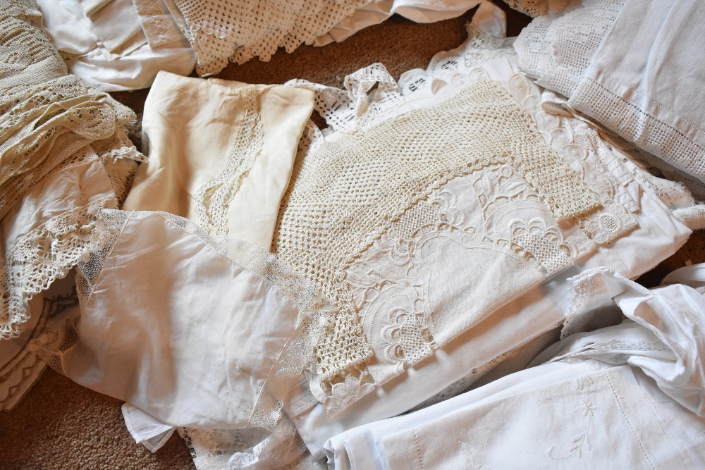 A collection of Edwardian and later white work and lace, including tablecloths, cushions, napkins, - Image 11 of 11
