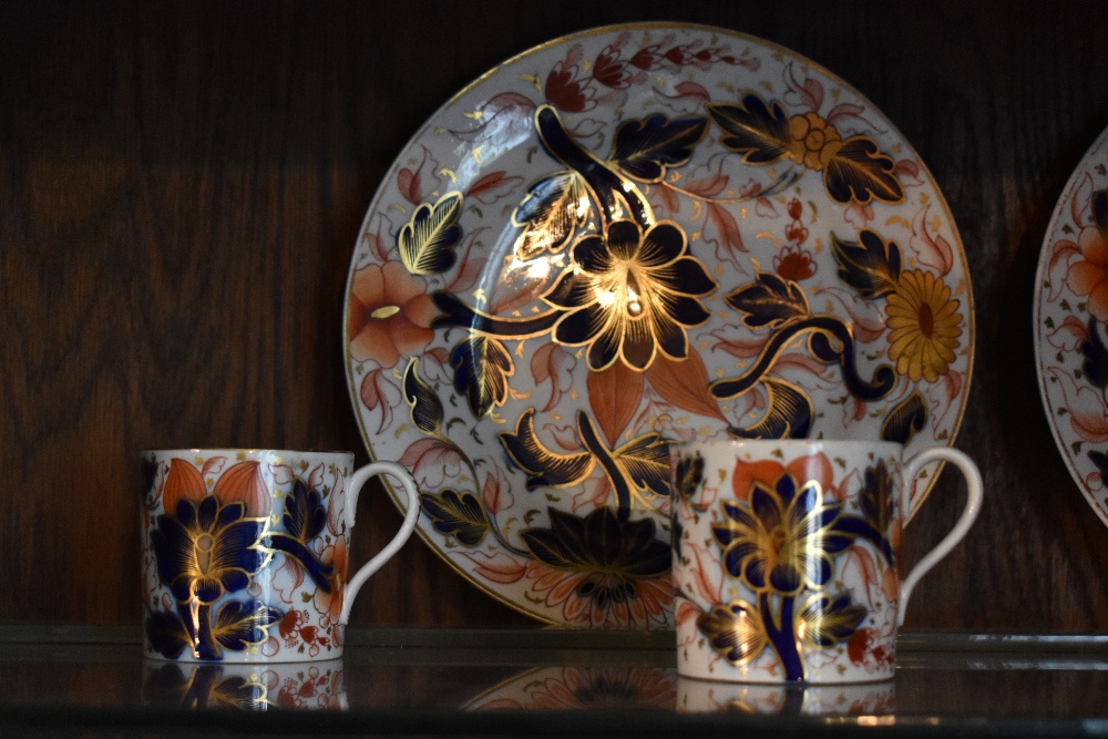 An early 19th century English china thirty-one piece Imari part tea and coffee service, comprising - Bild 2 aus 9