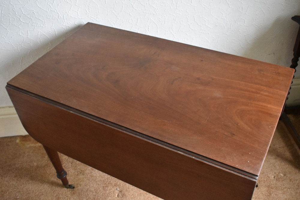 An early 19th century mahogany Pembroke table, with drawer and raised on turned and tapered legs, - Bild 2 aus 2