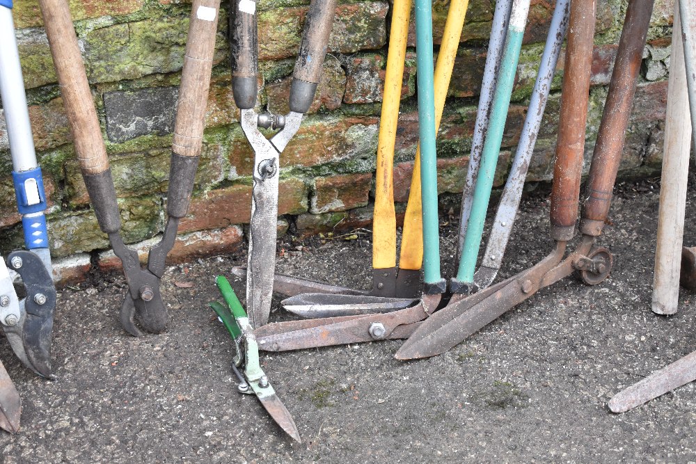 A collection of twenty agricultural and garden tools including lawn edge cutters, garden shears, two - Image 3 of 4