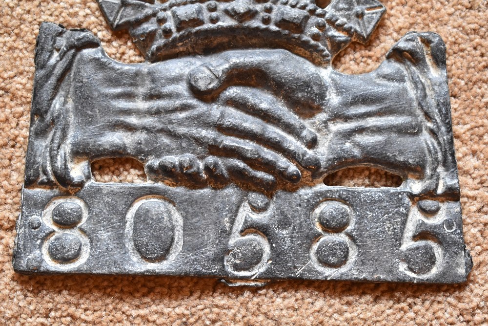 A cast lead fire mark for Hand in Hand Insurance (1696-1905), with policy no.80585, height 22cm. - Bild 2 aus 3