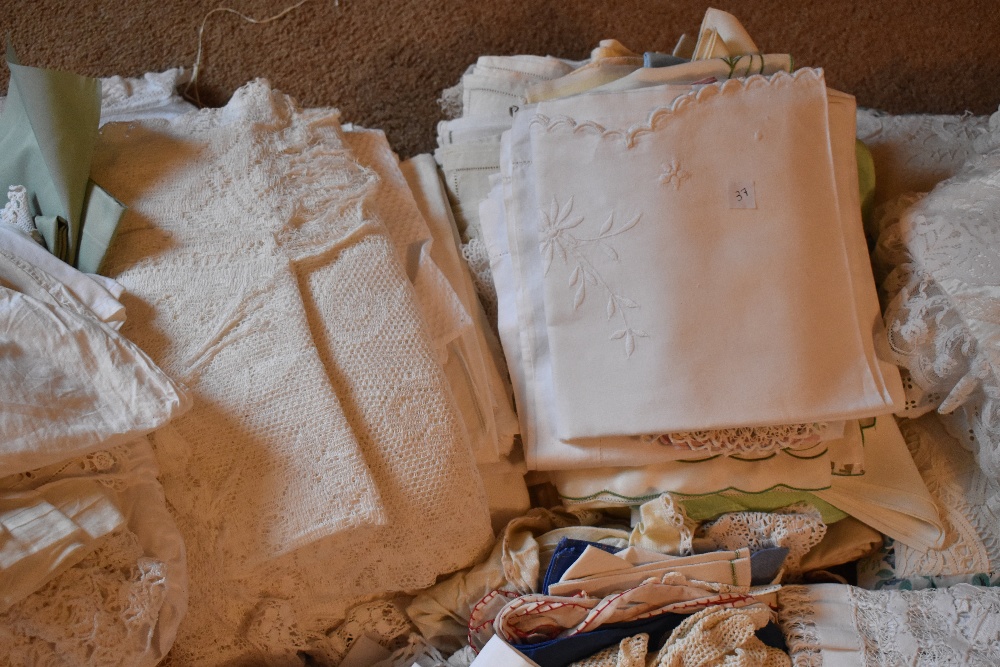 A collection of Edwardian and later white work and lace, including tablecloths, cushions, napkins, - Image 3 of 11