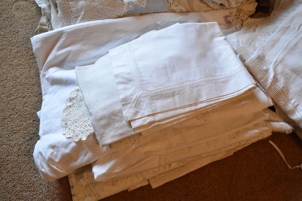 A collection of Edwardian and later white work and lace, including tablecloths, cushions, napkins, - Image 7 of 11