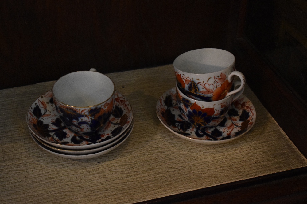 An early 19th century English china thirty-one piece Imari part tea and coffee service, comprising - Bild 4 aus 9