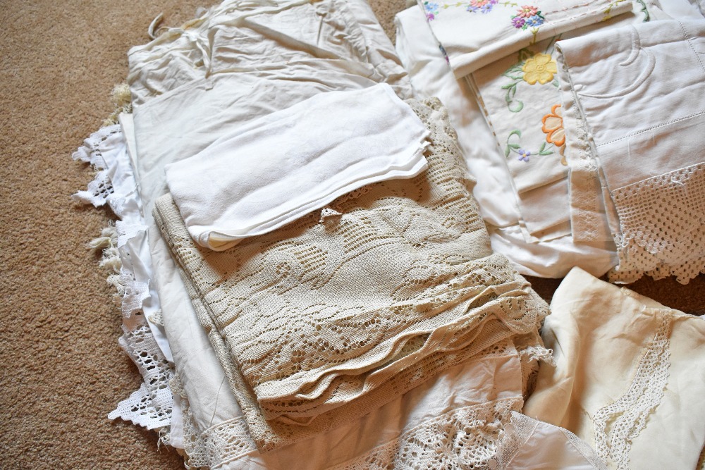 A collection of Edwardian and later white work and lace, including tablecloths, cushions, napkins, - Image 8 of 11