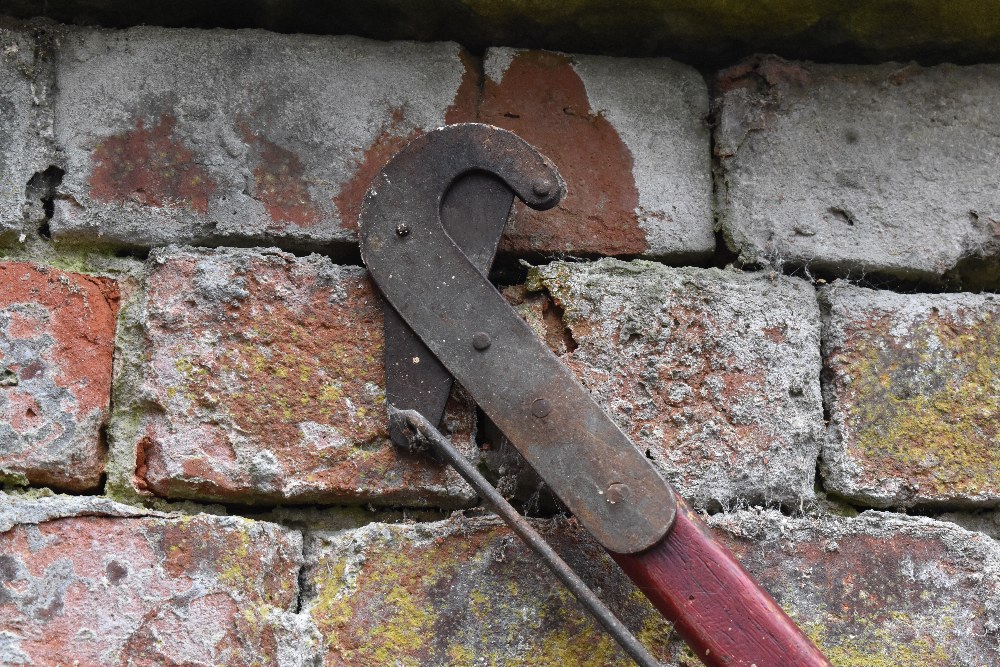 A collection of nine vintage agricultural and garden tools, including a long armed lopper, six - Image 4 of 4