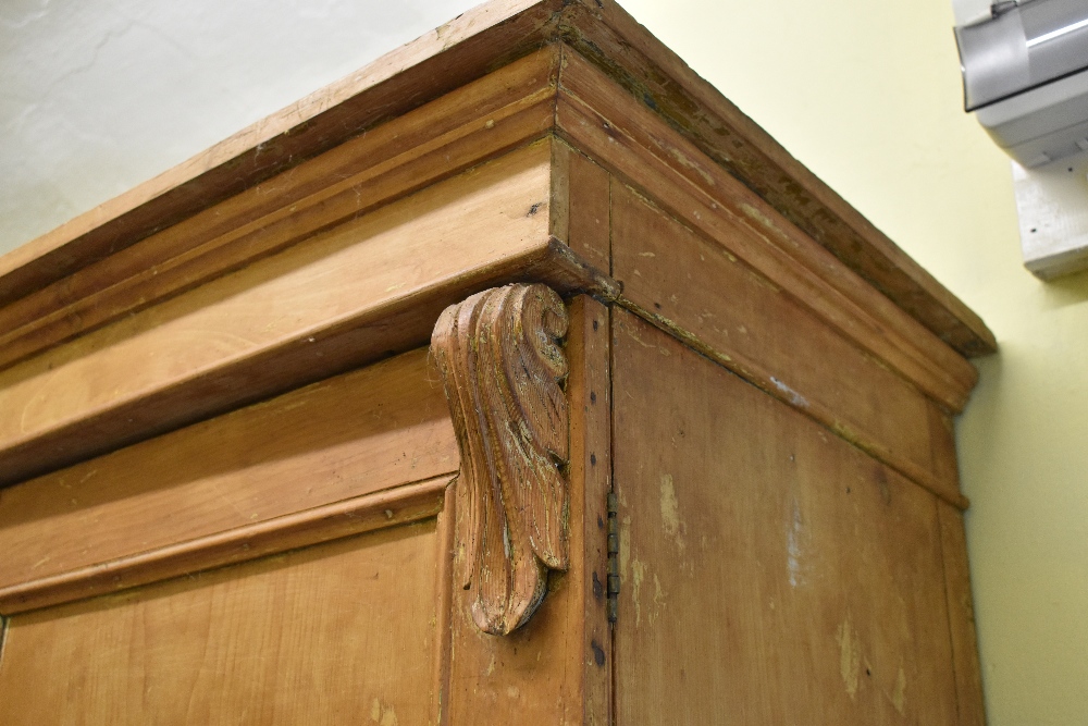 A Victorian pine housekeeper's cupboard, with two panelled cupboard doors enclosing shelves above - Bild 2 aus 8