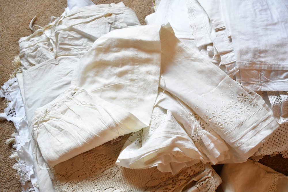 A collection of Edwardian and later white work and lace, including tablecloths, cushions, napkins, - Image 9 of 11