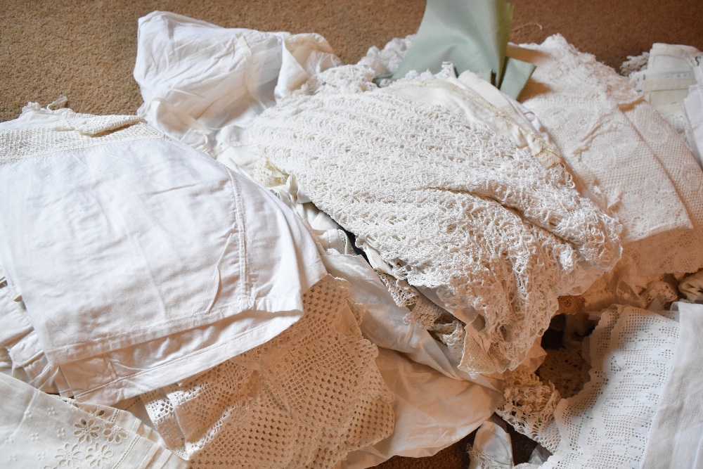 A collection of Edwardian and later white work and lace, including tablecloths, cushions, napkins, - Image 10 of 11