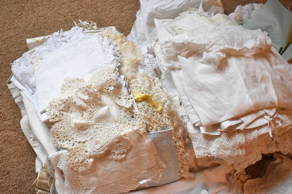 A collection of Edwardian and later white work and lace, including tablecloths, cushions, napkins, - Image 2 of 11