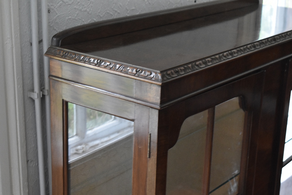 A 1930s walnut two door display cabinet, on cabriole legs, height 108cm, width 100cm, depth 33cm. - Bild 3 aus 3