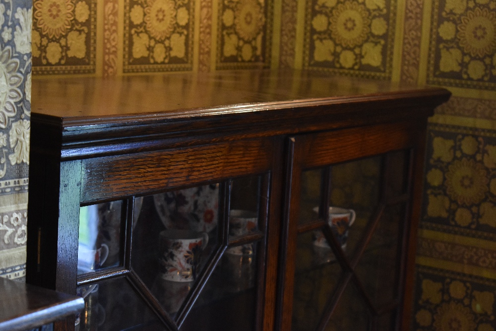 A 1920s oak display cabinet, with two astragal glazed doors enclosing glass shelves, on cabriole - Bild 2 aus 3