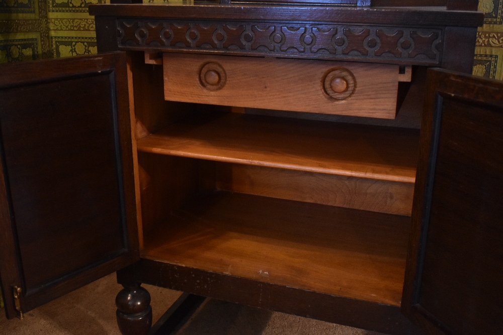 A 1940s carved and stained oak court cupboard, with arched panelled door above two linenfold - Bild 3 aus 3