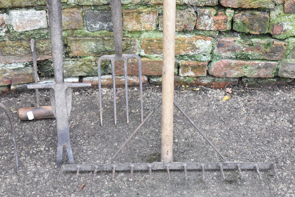 A collection of five vintage, agricultural and garden tools, including a pikel, garden rake, a broad - Image 3 of 3