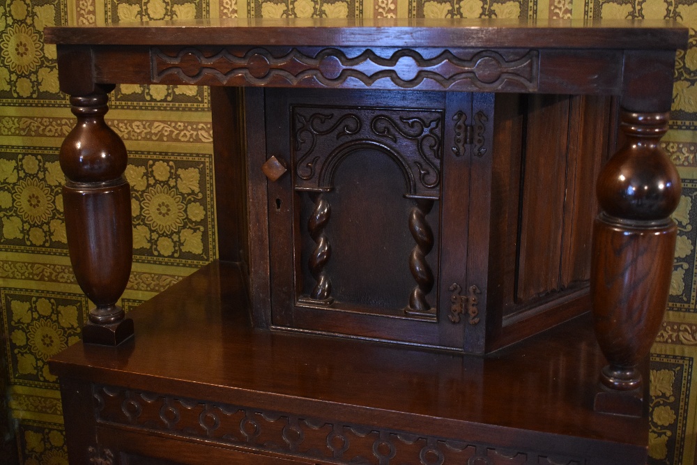 A 1940s carved and stained oak court cupboard, with arched panelled door above two linenfold - Bild 2 aus 3