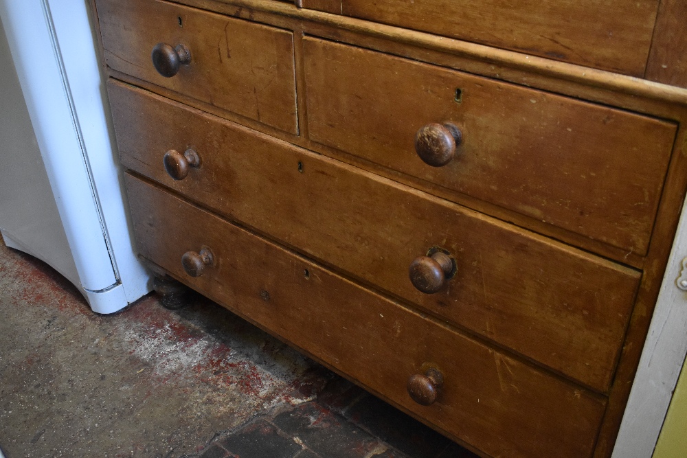 A Victorian pine housekeeper's cupboard, with two panelled cupboard doors enclosing shelves above - Bild 3 aus 8