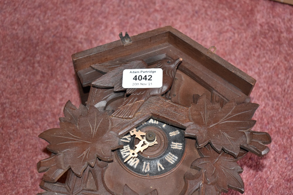 A Black Forest type cuckoo clock, with two cast iron acorn shaped weights, height 29cm. - Bild 2 aus 3