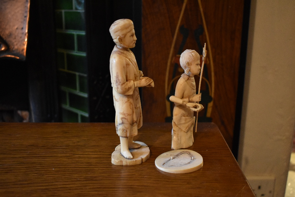 An early 20th century Japanese carved ivory figure of a gentleman pedlar, on oval base, and an early - Bild 2 aus 5