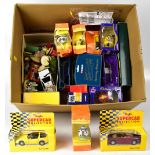 A mixed collection of mostly boxed collectible diecast vehicles to include Maisto Super Car