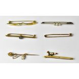 Five gold and yellow metal bar brooches to include a 15ct yellow gold brooch with enamelled chicken