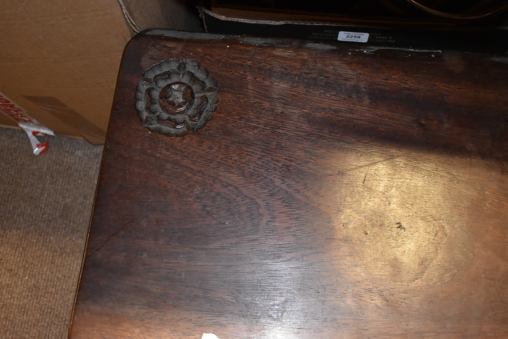 A 1960s oak plank top coffee table, with carved Tudor rose emblem, with a similar cheeseboard with - Bild 3 aus 3