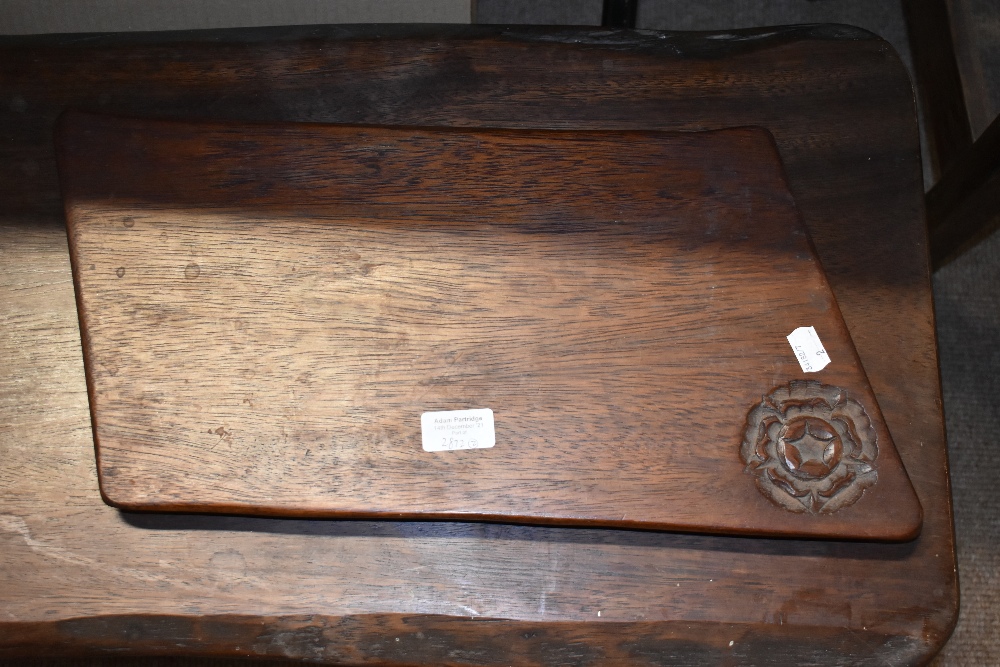 A 1960s oak plank top coffee table, with carved Tudor rose emblem, with a similar cheeseboard with - Bild 2 aus 3