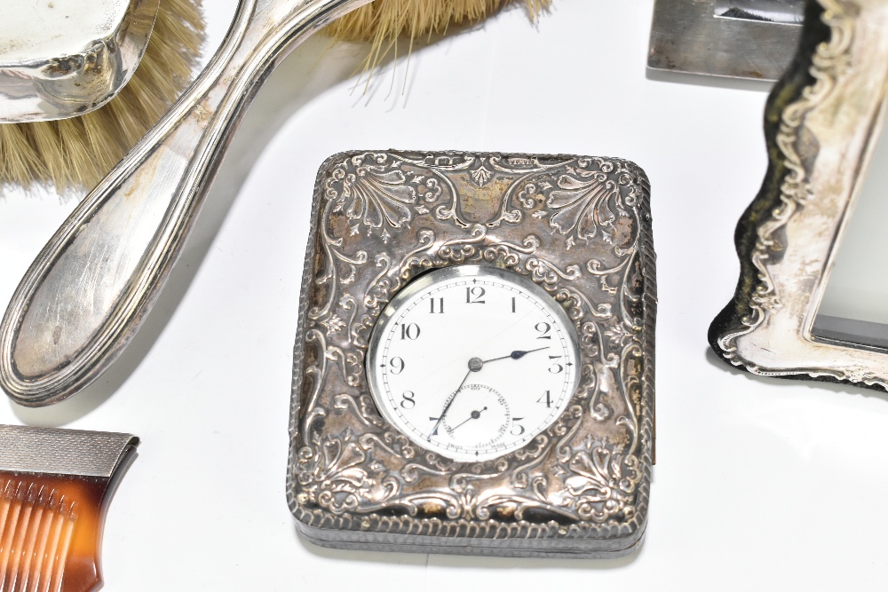An Edwardian hallmarked silver mounted leather pocket watch case, with embossed foliate detailing, - Bild 3 aus 3
