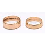 Two 9ct yellow gold wedding bands, size Q and N 1/2, combined approx 6.1g (2).