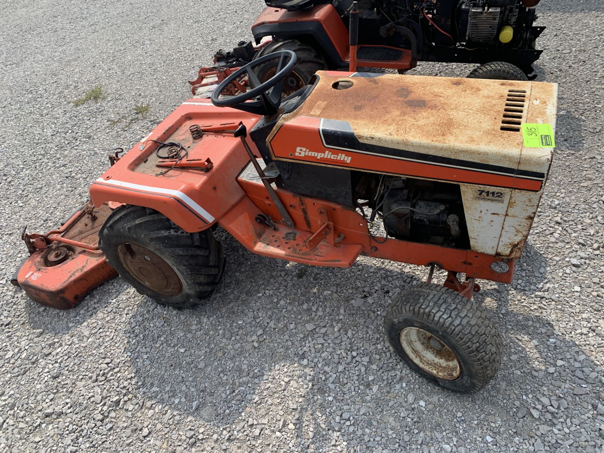 SIMPLICITY 7112 HYDROSTATIC GARDEN TRACTOR WITH MOWER DECK