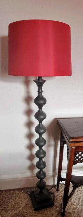 A pair of contemporary floor standing standard lamps. cast metal black stems with dark red shades. - Image 3 of 3