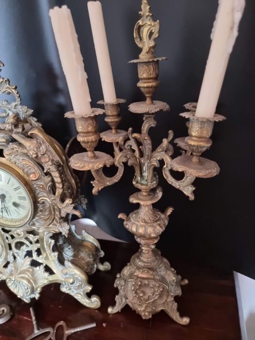 Brass clock garniture with a pair of ornate candelabra. Includes 2 keys and pendulum. Condition. - Image 5 of 11
