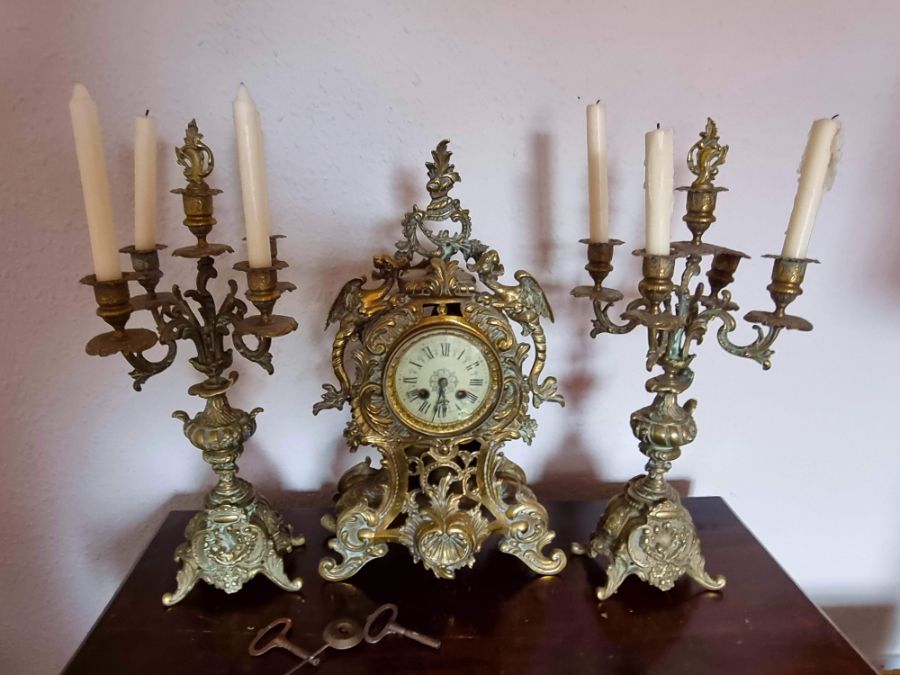 Brass clock garniture with a pair of ornate candelabra. Includes 2 keys and pendulum. Condition. - Image 11 of 11