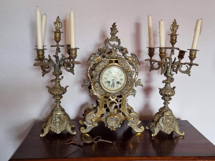 Brass clock garniture with a pair of ornate candelabra. Includes 2 keys and pendulum. Condition. - Image 10 of 11
