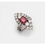 Extravaganter Marquise-Diamantring mit Pinksaphir