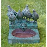 Kleiner Parkbrunnen mit Taubengruppe