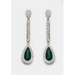 Paar elegante Smaragd-Ohrgehänge