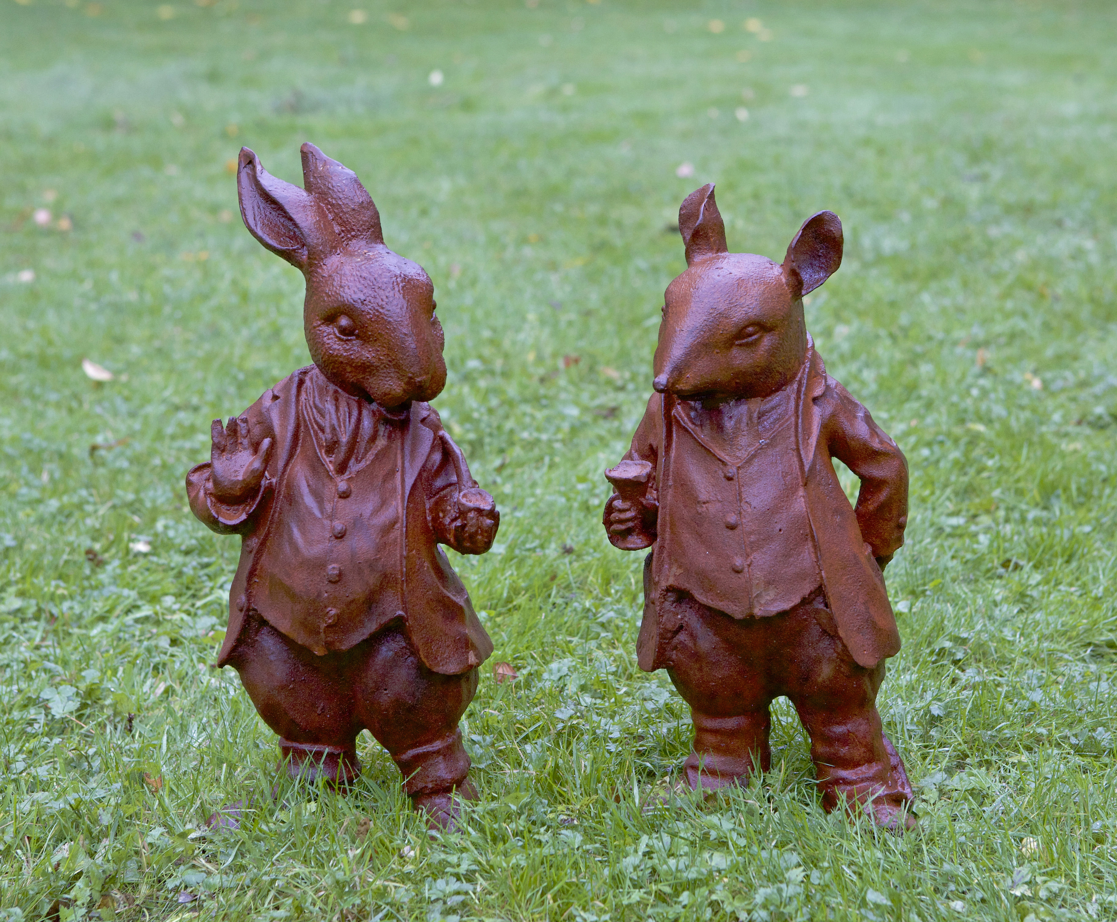 Zwei Gartenfiguren von Peter Rabbit und Mr Ratty