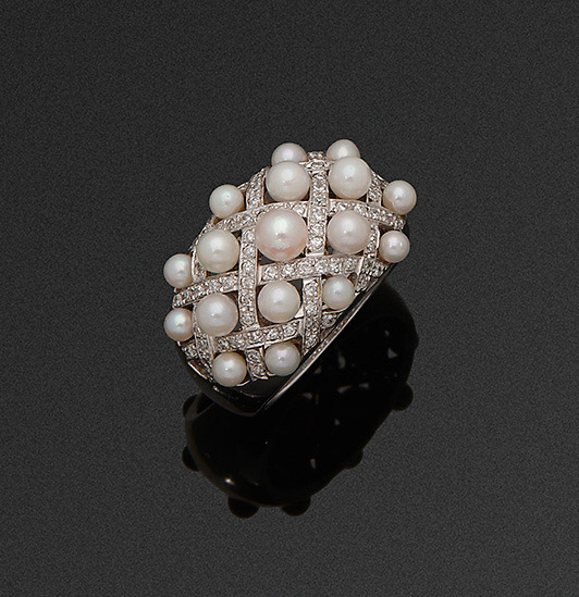 Dekorativer Cocktailring mit Perlen