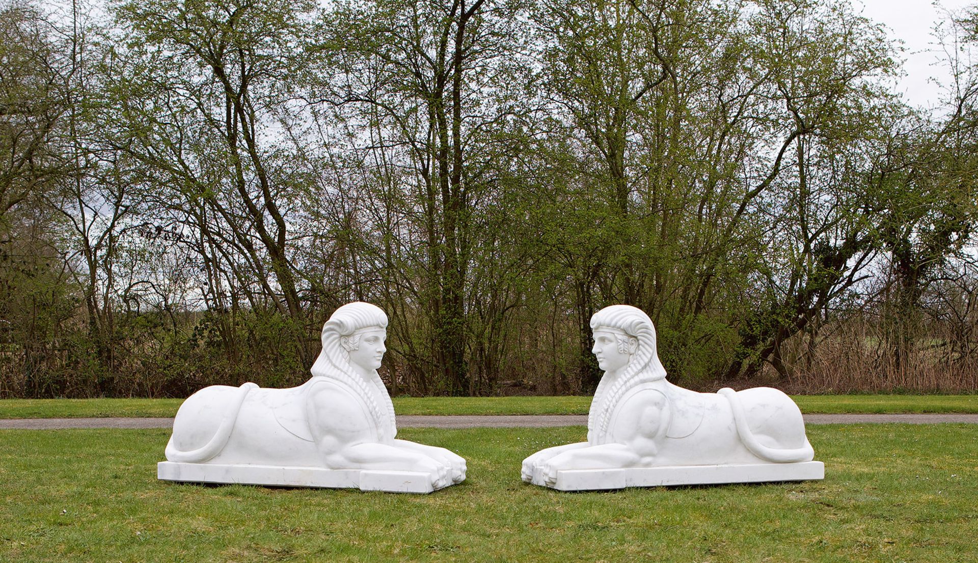 Paar monumental große Sphingen als Parkskulpturen